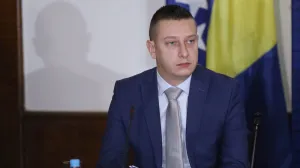 Unatoč Helezovoj zabrani, Szijjarto sletio u Banjaluku: Promijenio avion, evo ko ga je dočekao