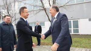 Diplomatski skandal u Banjoj Luci: Šef mađarske diplomatije dočekan intoniranjem himne Srbije