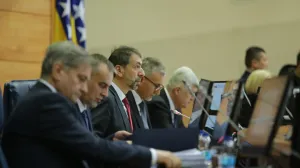 Hajmo ručice gore – 3, 2, 1, sad: Ćutolozi su tu da glasaju i uzimaju plate