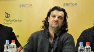 Teška provokacija: Slikao se na ulazu u Tunel spasa sa tri podignuta prsta