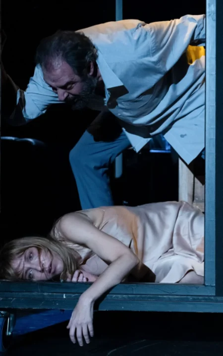 Predstava Sigurna kuća: Teatarski iskorak u sivu zonu, zonu sumraka i poremećenog sustava vrijednosti koji slavi zlostavljača, a ponižava i osuđuje žrtvu