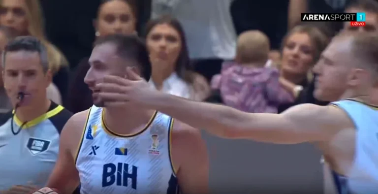 ŠTA SE DEŠAVA U SKENDERIJI? Potpuno nevjerovatne scene, Atića držali i izvodili sa parketa ŠTA SE DEŠAVA U SKENDERIJI? Potpuno nevjerovatne scene, Atića držali i izvodili sa parketa