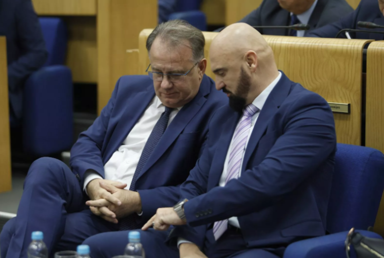 Smiješno i providno: Onemogućili raspravu o spengavanju, pa Nikšić glumio odlučnost Smiješno i providno: Onemogućili raspravu o spengavanju, pa Nikšić glumio odlučnost