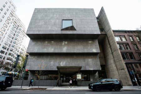 Zlatna WC šolja prodata za 12 miliona dolara, ko je kupac?