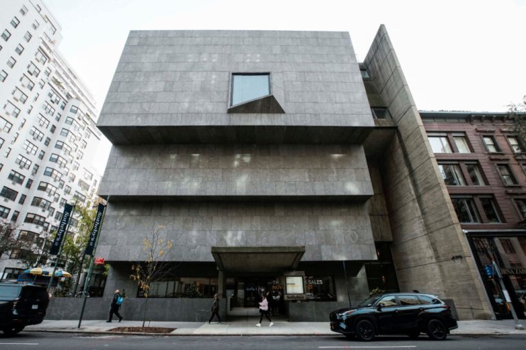 Zlatna WC šolja prodata za 12 miliona dolara, ko je kupac?