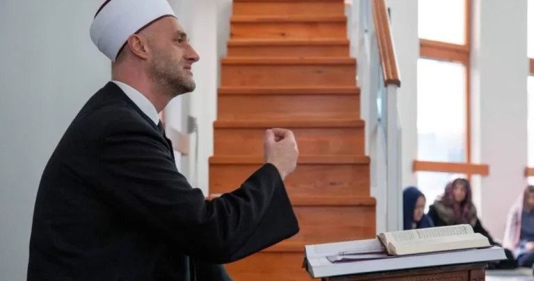 Snažna poruka ef. Velića – Bog nam naređuje: I s njima lijepo živite