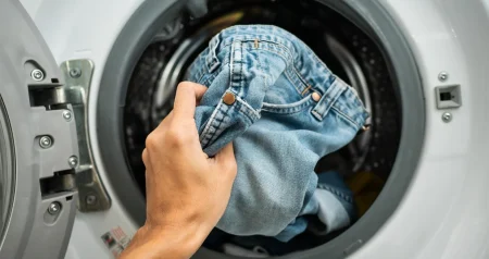 Probajte ovaj trik: Evo kako da vam farmerke ne izblijede tokom pranja