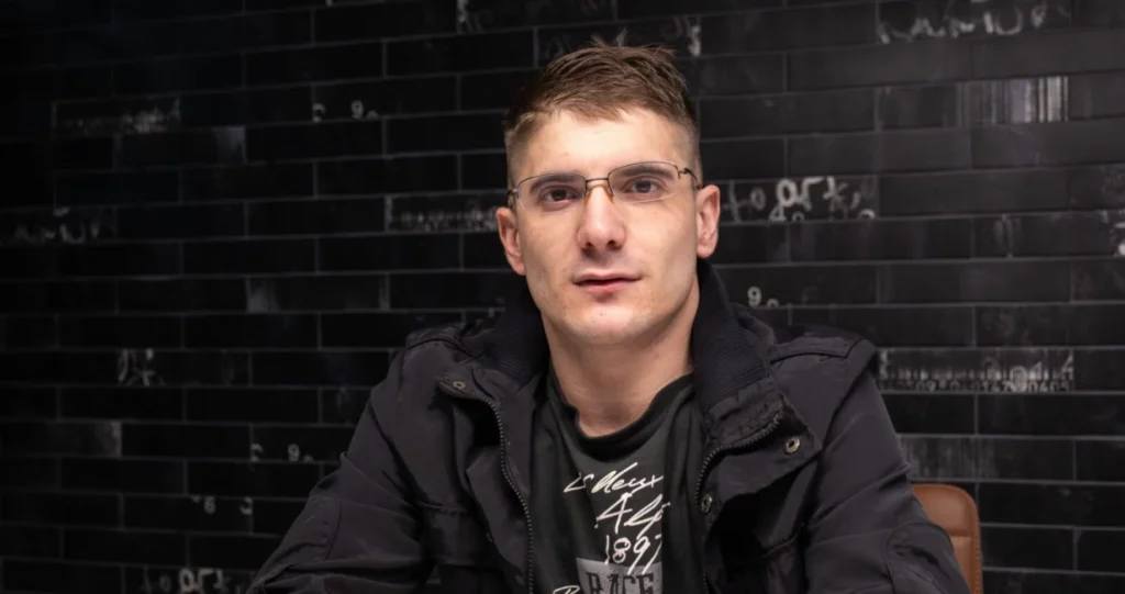 Armin Ajanović nas treba: Zbog oštećenja vida ne može raditi, za operaciju mu treba 10.500 KM