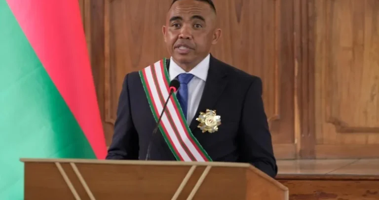 Novi lider Madagaskara u predsjedničkoj palati pronašao dragi kamen od 300 kilograma Novi lider Madagaskara u predsjedničkoj palati pronašao dragi kamen od 300 kilograma