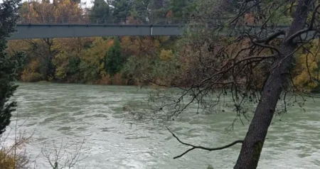 Herojski iz bh. susjedstva: Mladić spasio ženu koja je skočila sa mosta u nabujalu rijeku