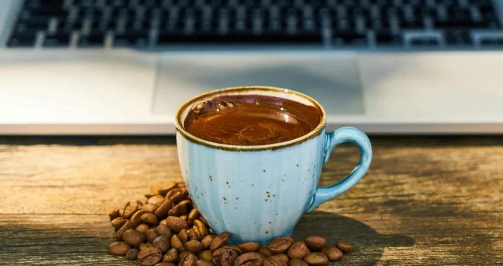 Svestrani zeleni prah iz Japana: Kako je mača postala sve češća zamjena za kafu