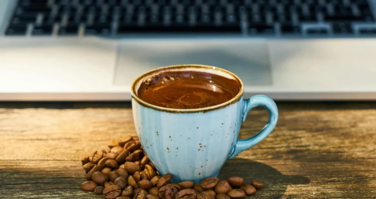 Svestrani zeleni prah iz Japana: Kako je mača postala sve češća zamjena za kafu