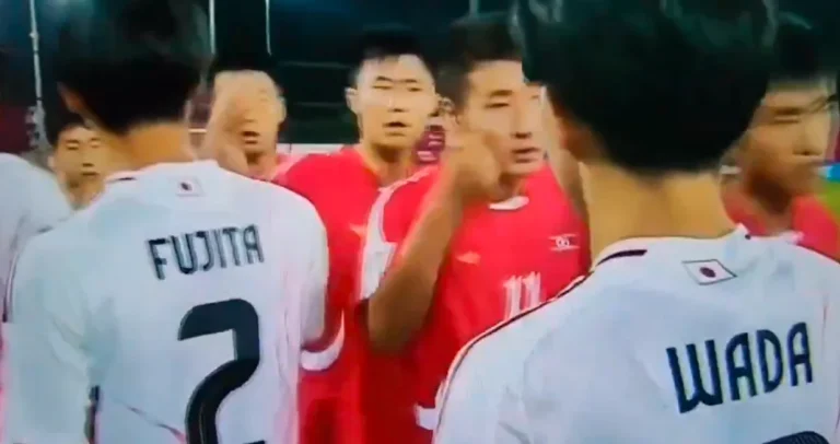 (VIDEO) Sjevernokorejski fudbaleri ŠOKIRALI Japance načinom na koji su se pozdravljali (VIDEO) Sjevernokorejski fudbaleri ŠOKIRALI Japance načinom na koji su se pozdravljali