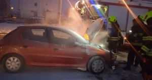 (FOTO) Intervenirali banjalučki vatrogasci: U ranim jutarnjim satima planuo automobil