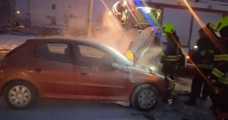 (FOTO) Intervenirali banjalučki vatrogasci: U ranim jutarnjim satima planuo automobil