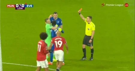 (VIDEO) NAJBIZARNIJI CRVENI KARTON IKAD: Ono što su uradili fudbaleri Evertona graniči sa totalnom ludošću