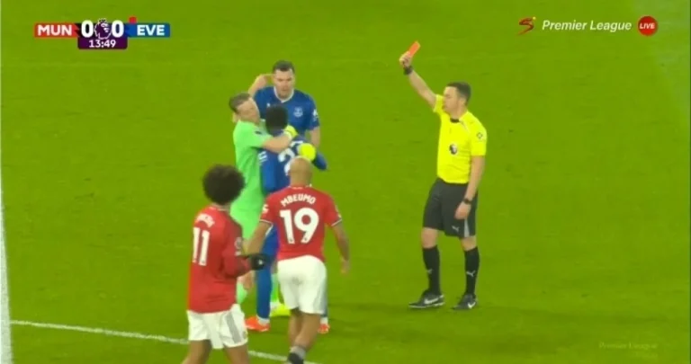 (VIDEO) NAJBIZARNIJI CRVENI KARTON IKAD: Ono što su uradili fudbaleri Evertona graniči sa totalnom ludošću (VIDEO) NAJBIZARNIJI CRVENI KARTON IKAD: Ono što su uradili fudbaleri Evertona graniči sa totalnom ludošću