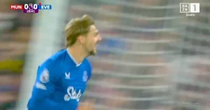 (VIDEO) Everton dobio nevjerovatan crveni karton, pa FENOMENALNIM golom poveo protiv Uniteda