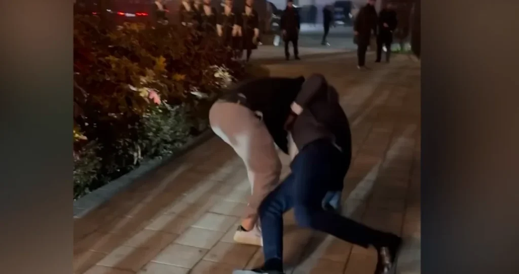 (VIDEO) NEVJEROVATNO: Chimaev tokom sparinga na ulici srušio Jona Jonesa, Amerikanac počeo bježati