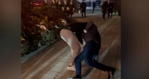 (VIDEO) NEVJEROVATNO: Chimaev tokom sparinga na ulici srušio Jona Jonesa, Amerikanac počeo bježati