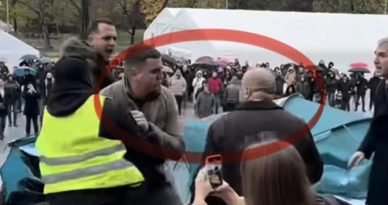 (VIDEO) Šef Ćacilenda nokautirao opozicionog poslanika: Prolazio kroz šatorsko naselje da dođe na posao