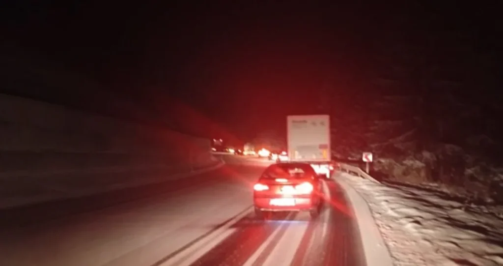 Tri osobe povrijeđene u teškoj nesreći na Komaru: Saobraćaj u potpunosti obustavljen