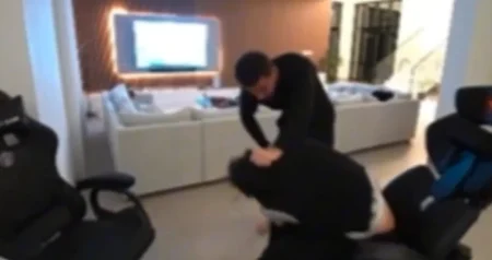 (VIDEO) ŠTA SE DEŠAVA? MMA borac BRUTALNO pretukao blogera tokom livestreama