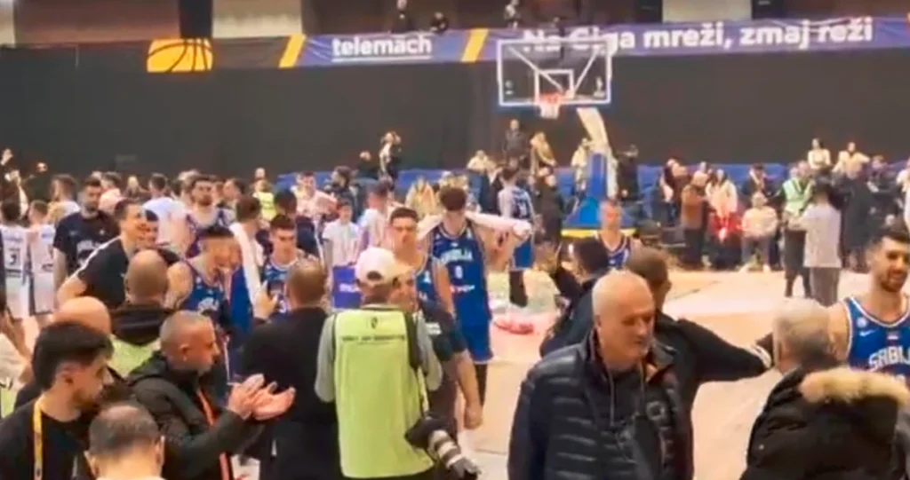 (VIDEO) Pogledajte kako su košarkaši Srbije ispraćeni iz Skenderije