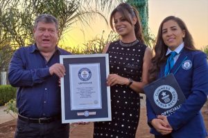 Libanska aktivistkinja izgradila stablo od 450.000 recikliranih boca za svjetski rekord