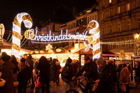 Kultni božićni sajam u Strazburu dočekuje posjetioce prazničnom atmosferom Kultni božićni sajam u Strazburu dočekuje posjetioce prazničnom atmosferom