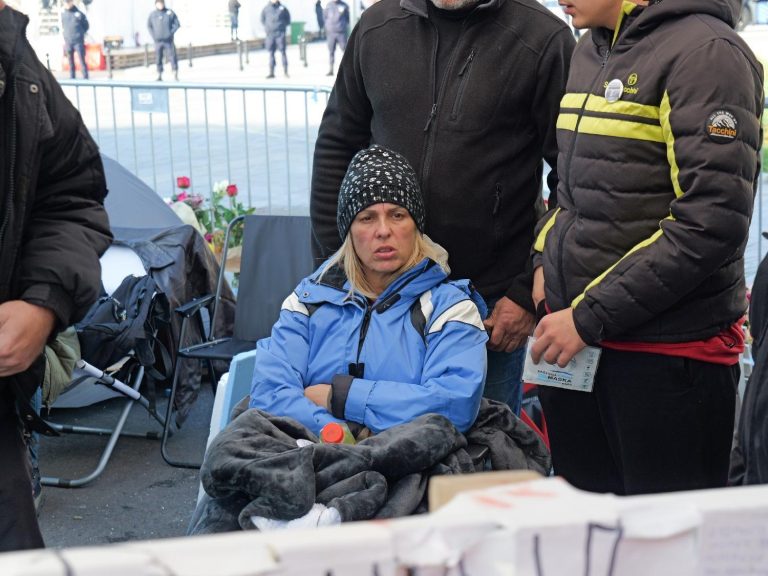 Dijana Hrka primila infuziju u bolnici 13. dana štrajka glađu Dijana Hrka primila infuziju u bolnici 13. dana štrajka glađu