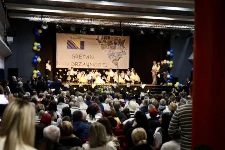 Mališani iz Gradskog vrtića Bihać veselom priredbom obilježili Dan državnosti BiH