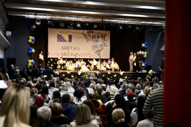 Mališani iz Gradskog vrtića Bihać veselom priredbom obilježili Dan državnosti BiH Mališani iz Gradskog vrtića Bihać veselom priredbom obilježili Dan državnosti BiH