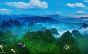 Vrh Ruyi u Kini privlači turiste staklenim mostovima i uzdignutim stazama