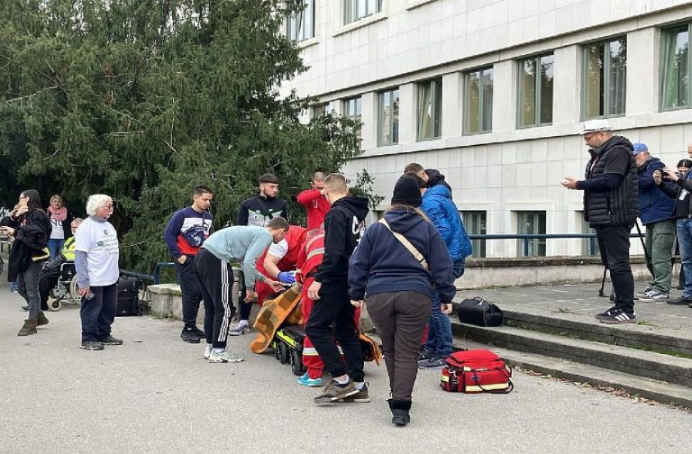 Štrajkovi glađu: Prevozniku Jaćimoviću pozlilo, opozicioni lider se vezao za njegov autobus