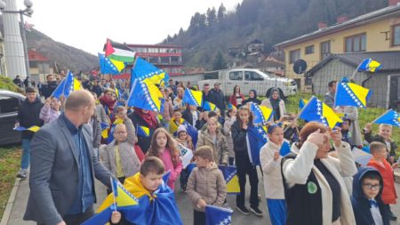 Djeca Srebrenice predvodila defile povodom Dana državnosti BiH