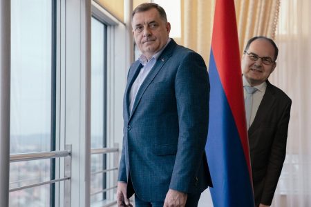 ŠTA JE SVE DODIK OBEĆAO SCHMIDTU?: Afera IMOVINA – karta za izlazak iz ćoška!