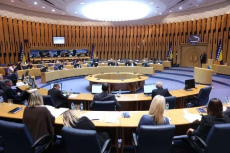 Dom naroda ušao u raspravu o budžetu tek nakon proceduralnih blokada i spornog imenovanja