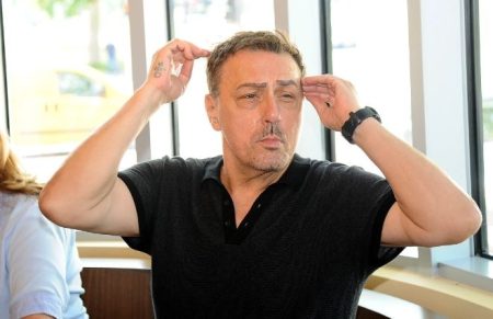 KEBA JEDVA IZAŠAO IZ AUTA: Sad moram nogom da otvaram vrata, jučer sam vozio dugo, a kad vozim ne znam da…