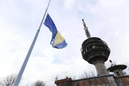Zvaničnici BiH počeli obilježavanje 25. novembar podizanjem zastave na Humu