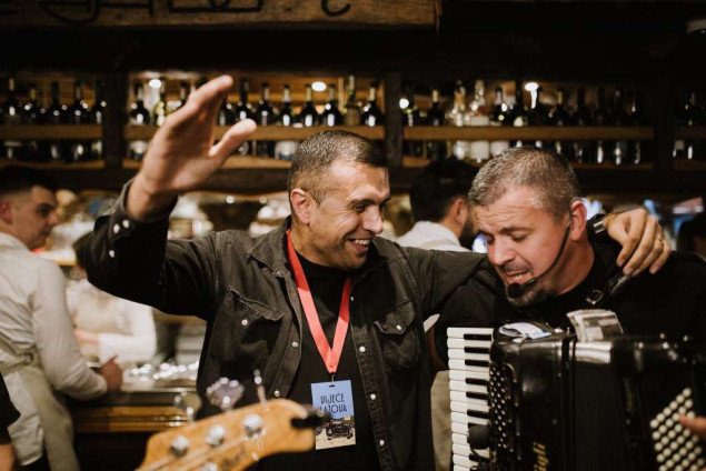 Na Blidinju održano natjecanje poštenih ljudi u laganju, prvi put pobijedila žena Na Blidinju održano natjecanje poštenih ljudi u laganju, prvi put pobijedila žena