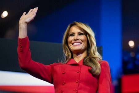 NIJANSA KOJA ĆE OBILJEŽITI SEZONU: Prva dama SAD-a zasjala u haljini koja je odmah privukla sve poglede (FOTO)