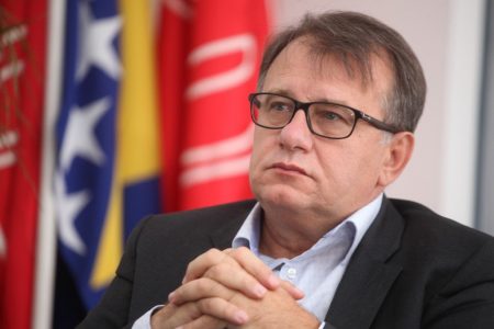 Novi skandal premijera Federacije BiH: Nermin Nikšić se na sjednici Vlade FBiH pohvalio da je s tužiocem Munibom Halilovićem dogovorio da POSKOK zabrani sjednicu Parlamenta o aferi spengavanje. Plan su, rekao je, pokvarili mediji!