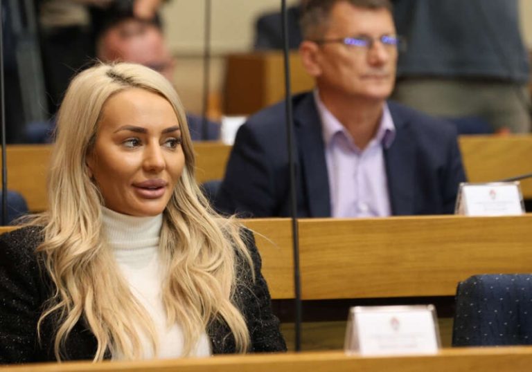 MOJ BEAUTY SALON JE JEDAN OD NAJSAVREMENIJIH: Šljivićeva demantovala tvrdnje da je frizerka, poslala poruku Grahovčevoj MOJ BEAUTY SALON JE JEDAN OD NAJSAVREMENIJIH: Šljivićeva demantovala tvrdnje da je frizerka, poslala poruku Grahovčevoj