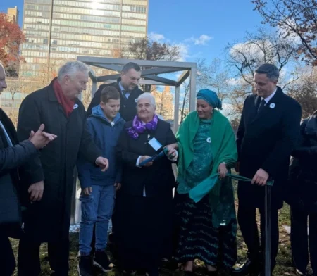 Konaković prisustvovao ceremoniji otkrivanja spomen-obilježja Cvijet Srebrenice