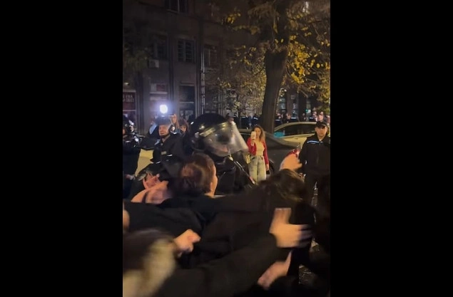 Užasne scene iz Srbije: Policajac čupao za kosu i tukao djevojke Užasne scene iz Srbije: Policajac čupao za kosu i tukao djevojke