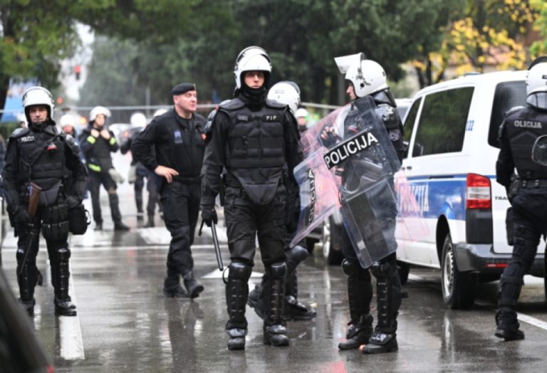 HAOS U PODGORICI: Thompson se orio glavnim gradom Crne Gore, policija zaustavila Grobare i Delije (VIDEO) HAOS U PODGORICI: Thompson se orio glavnim gradom Crne Gore, policija zaustavila Grobare i Delije (VIDEO)