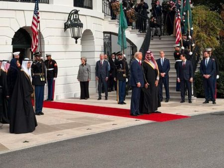 OVO DUGO NIJE BILO VIĐENO U BIJELOJ KUĆI: Saudijski princ dočekan uz avione, gardu i topove (VIDEO)
