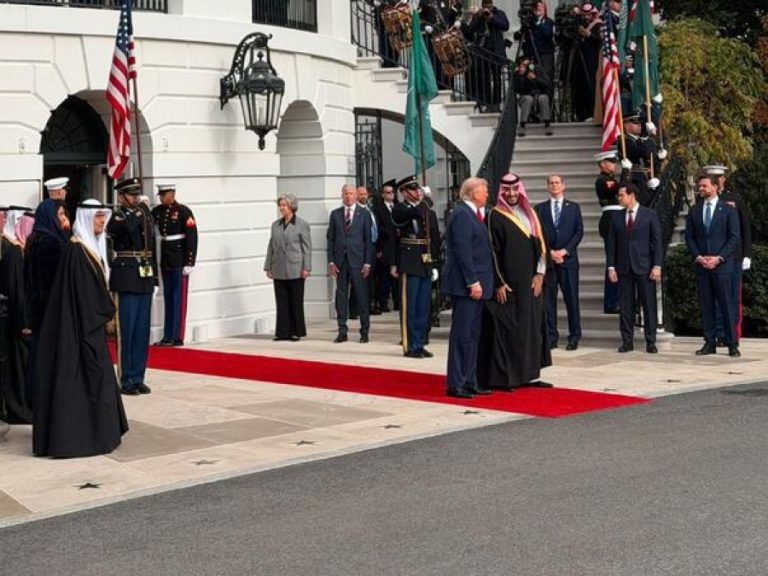 OVO DUGO NIJE BILO VIĐENO U BIJELOJ KUĆI: Saudijski princ dočekan uz avione, gardu i topove (VIDEO) OVO DUGO NIJE BILO VIĐENO U BIJELOJ KUĆI: Saudijski princ dočekan uz avione, gardu i topove (VIDEO)