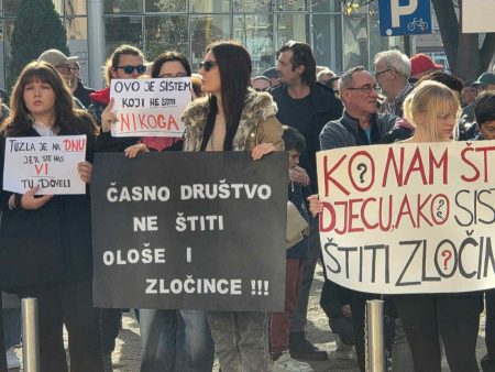 GRAĐANI PROTESTVOVALI U TUZLI: Traže odgovornost za požar u Domu penzionera i pedofile